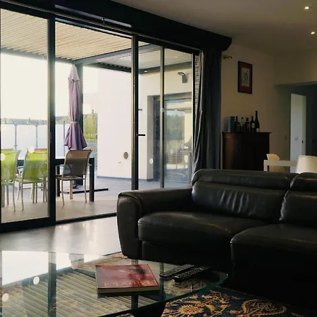 Chambres dans une villa Couette-café